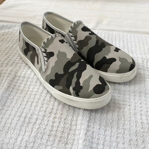 Jack Rogers gray camo casual shoes size 7 like new
